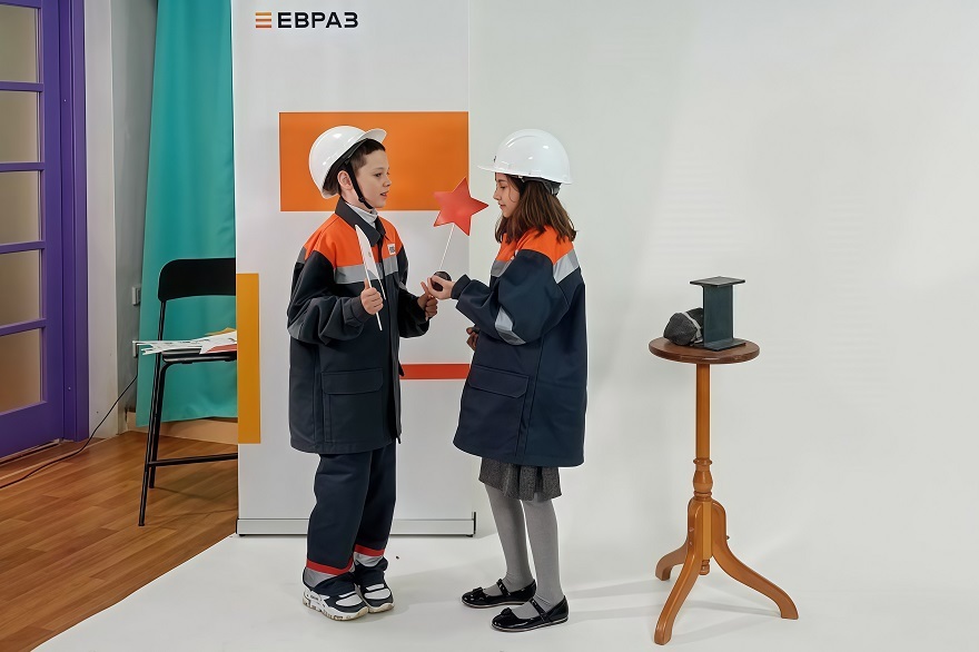 Фото - Поправь каску! Как участники проекта «ЕВРАЗ — детям» превратились в металлургов